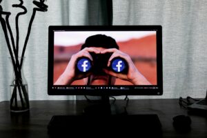 אדם עם משקפת רואה פייסבוק בעיניות