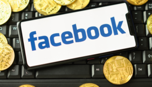 מטבעות על מקלדת עם הכיתוב פייסבוק