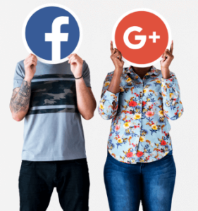 אדם שמכניס לוגו של פייסבוק משמאל ובחורה שמחזיקה לוגו של גוגל מימין. שניהם מסתירים את הפנים