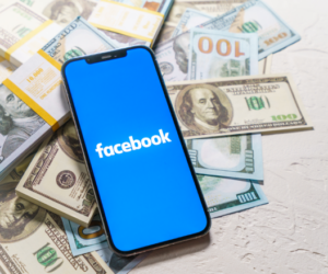 פלאפון עליו מופיע פייסבוק וכסף בצורת דולרים מסביב